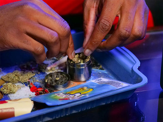 how-to-use-a-tobacco-grinder